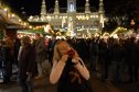 Enci kedvence, csak kicsit nehéz enni...:) - vásár, karácsony, advent, karamellás alma, Enci, bécsi városháza, Bécs