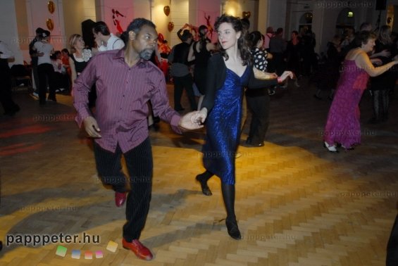 London, Anglia, Haileybury, GNSH, lindy hop, swing, Valentines dinner & bal, party, tánc, piros cipő, kék kosztüm