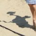 Az ufó - Az árnyék szerint ufó, láb szerint ember - röplabda, strand, Velencei tó, vízpart, Gárdony, árnyék, Peti, ufó